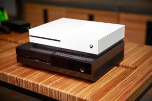 Xbox One S 500GB с двумя джойстиками + игра Mortal Kombat XL Thumbnail 4