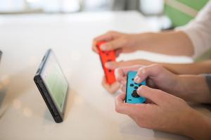 Nintendo Switch Neon Blue / Red + FIFA 18 (Nintendo Switch) Thumbnail 5