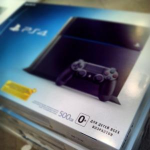 Sony PlayStation 4 + игры: The Last of Us + DriveClub + LittleBigPlanet Thumbnail 1