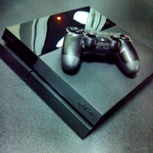 Sony PlayStation 4 (Официальная гарантия) + игра FIFA 15 Thumbnail 2